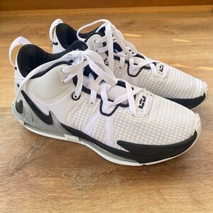 Nike LeBron Witness 7 Basketball Shoe size 8